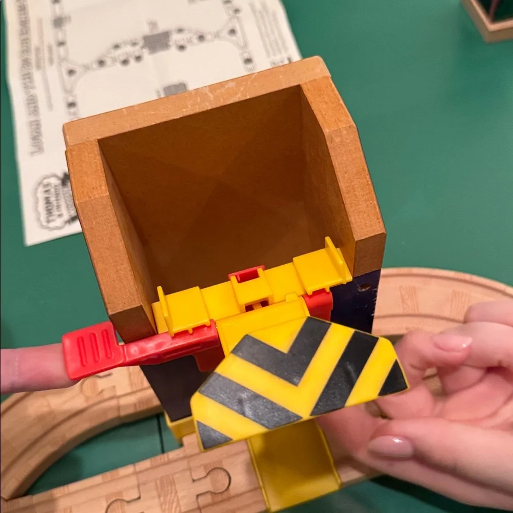 Thomas & Friends Wooden Railway Logan and the Big Blue Engines Set, EUC - Picture 7 of 9